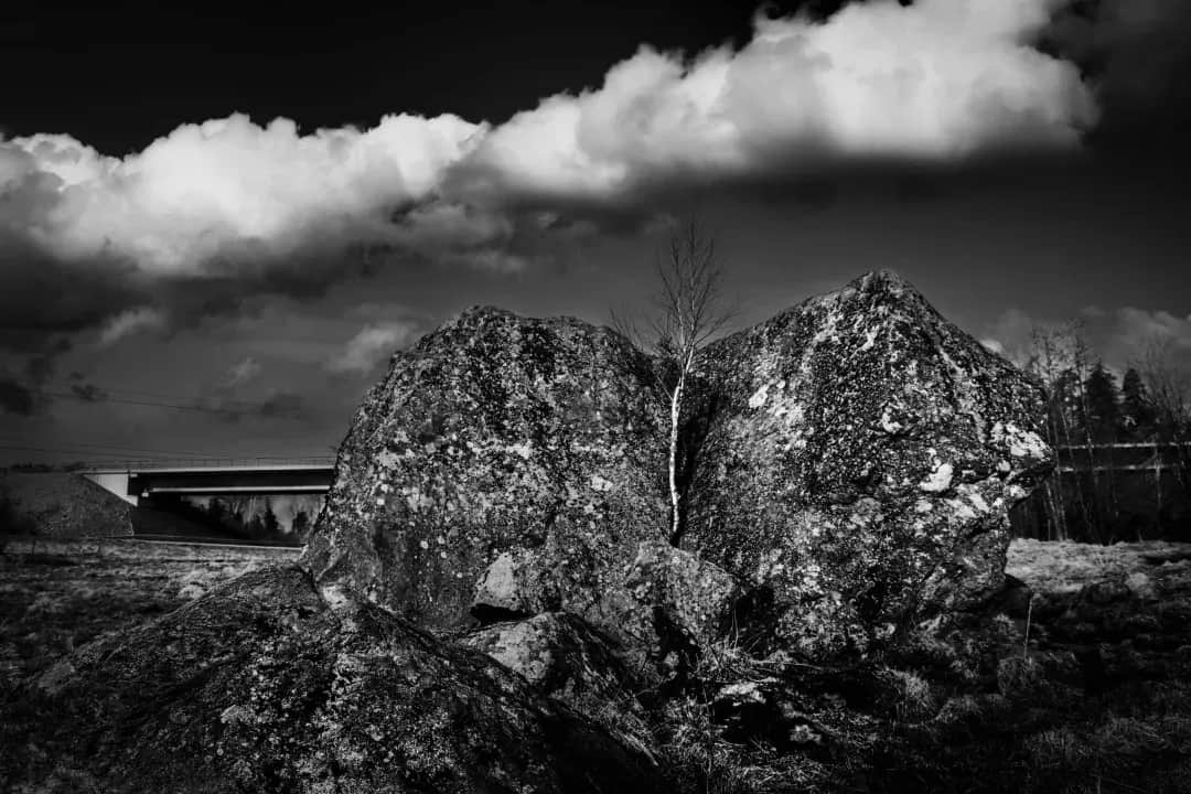 A Giant's Throw or Ice Age Memory?