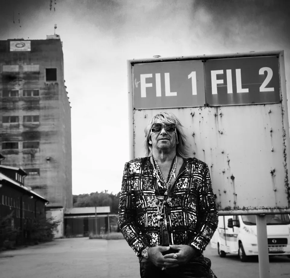 Två nördar vid klippbordet, en färgstark och så en mera volymsvag