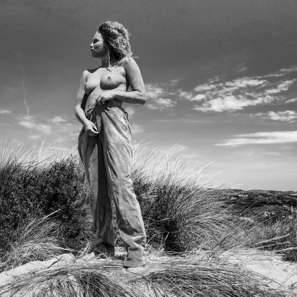 Fotografering i sanddynerna: Xena och Mathias möttes i sanddynerna utanför Amsterdam för en fotosession som utforskade kroppar och sinnen.