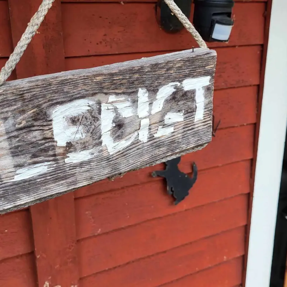 Pappa står upp och kissar. Ylva också.