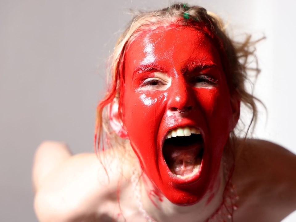 The nude body as a brush