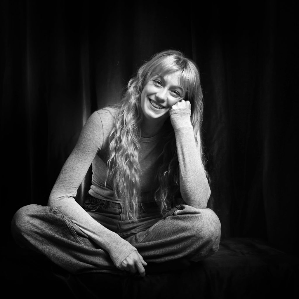 Svartvitt porträtt av Cherie med långt vågigt hår